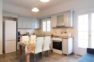 Una cocina o kitchenette en Kamari Beach Houses with Balcony and Garden