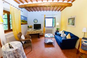 a living room with a blue couch and a table at Grumo in Loppeglia