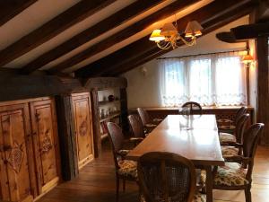 comedor con mesa de madera y sillas en Hotel Bellecote en Courchevel