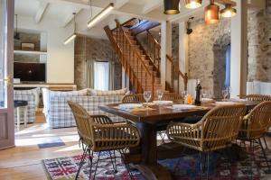 uma sala de jantar com uma mesa de madeira e cadeiras em Secluded Mountain Refuge - Theonimfi Paradise Gem em Dimitsana