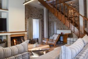uma sala de estar com um sofá e uma lareira em Secluded Mountain Refuge - Theonimfi Paradise Gem em Dimitsana