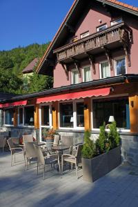 un patio avec des tables et des chaises en face d'un bâtiment dans l'établissement Gronik, à Szczyrk