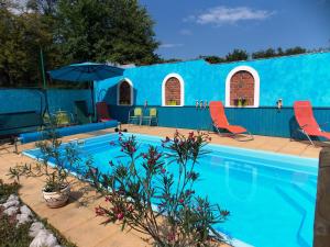 俄斯特拉發的住宿－埃達奧斯特拉瓦高級旅館，蓝色游泳池配有椅子和遮阳伞