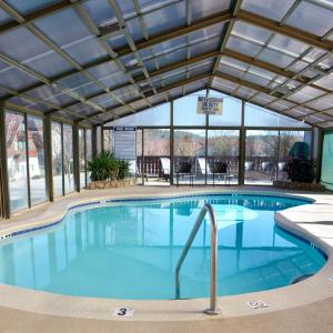 SureStay Hotel by Best Western Helen Downtown内部或周边的泳池