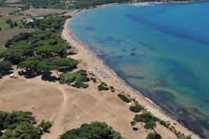 an aerial view of a beach with a bunch of people at Torre di Baratti Bio Resort in Populonia