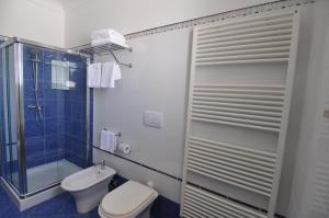 un bagno con wc e doccia in vetro di Villa Marcella Room a Porto Cesareo Altre 27 foto