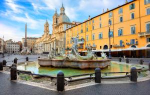 una fuente en una ciudad con edificios en el fondo en Home Suites Giolitti, en Roma