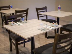 una mesa con cuatro sillas y una mesa con comida. en Hotel Pabela, en Ocotlán