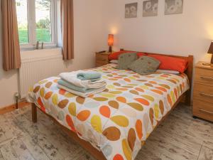1 dormitorio con 1 cama con toallas en The Packing House en Penzance