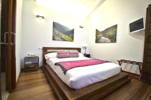 Un pat sau paturi într-o cameră la Vinosobroso Casa Rural