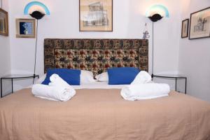 ローマにあるAgrippa's Terraceのベッドルーム(白い枕の大型ベッド1台付)