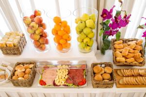 una tabella ricoperta con cesti di diversi tipi di alimenti di Villa Marcella Room a Porto Cesareo
