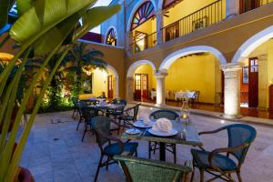 A restaurant or other place to eat at Hotel Boutique Casa Don Gustavo, Campeche