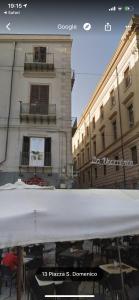 un bâtiment avec un auvent blanc devant un bâtiment dans l'établissement Dimora San Domenico, à Palerme