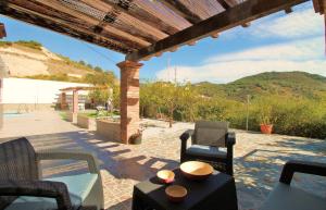 een patio met een tafel en stoelen bij Villa la Marina SpainSunRentals 1106 in Nerja
