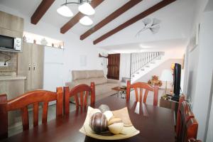 een keuken en een woonkamer met een tafel en stoelen bij Villa la Marina SpainSunRentals 1106 in Nerja