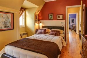a bedroom with a large bed in a room at Chateau Murdock Gite et Esthétique 1950 in Saguenay
