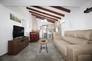 een woonkamer met een bank en een tafel bij Villa la Marina SpainSunRentals 1106 in Nerja