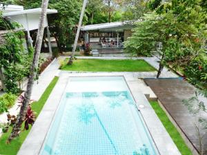 een uitzicht op een zwembad in de achtertuin bij Glur Hostel in Ao Nang Beach