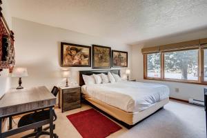 sypialnia z łóżkiem, biurkiem i oknem w obiekcie Premier 2BR 2BA in Lakeside Village- Kids Ski Free! condo w mieście Keystone +18 zdjęć