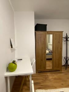 Cette chambre comprend une armoire en bois et une table. dans l'établissement Wohnung im Herzen der historischen Altstadt, à Hann. Münden