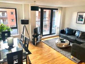 sala de estar con sofá y mesa en Duke Street - Liverpool city centre apartment en Liverpool