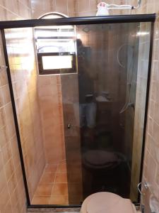a shower stall with a toilet in a bathroom at Chalé com 2 quartos a Beira Mar in Rio das Ostras