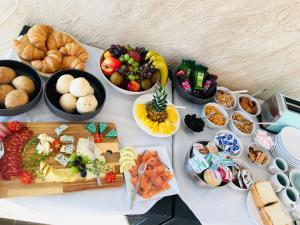 einen Tisch mit Schalen verschiedener Arten von Lebensmitteln in der Unterkunft Villa Vento dei Cieli in Teora