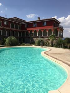 una grande piscina di fronte a un edificio di Villa Vento dei Cieli a Teora