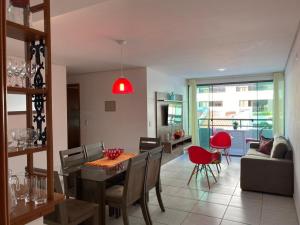 comedor y sala de estar con mesa y sillas en Apartamento a 4min da praia em Tambaú-João Pessoa, en João Pessoa
