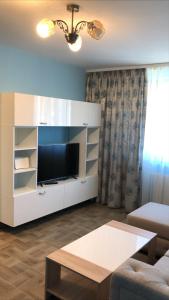 ピアトラ・ネアムツにあるLaguna Albastră Residenceのリビングルーム(白い大型エンターテイメントセンター付)