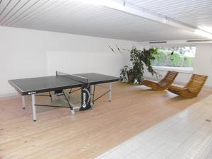Ferienwohnung Waldblickの敷地内または近くにある卓球施設