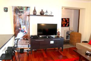TV a/nebo společenská místnost v ubytování Madeira Native Motion Guest House