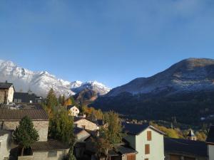 a village with snow covered mountains in the background at Apartamento Laera in Villanova