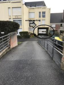 a view of an empty street in front of a building at L'Imprenable vue mer in Crozon