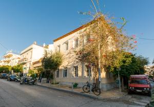 una bicicletta parcheggiata accanto a un edificio su una strada di Troon of Athens Apartments ad Atene