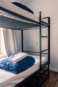 Ein Etagenbett oder Etagenbetten in einem Zimmer der Unterkunft The Cambie Hostel Seymour