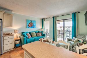 salon z niebieską kanapą i kuchnią w obiekcie Pool, Beach and Ocean View Hilton Head Resort Condo w mieście Hilton Head Island