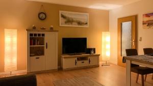 TV a/nebo společenská místnost v ubytování Strandnahe, familienfreundliche Ferienwohnung auf Usedom in Koserow
