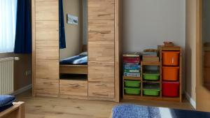 Postel nebo postele na pokoji v ubytování Strandnahe, familienfreundliche Ferienwohnung auf Usedom in Koserow