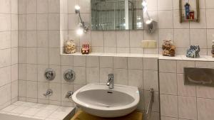 Koupelna v ubytování Strandnahe, familienfreundliche Ferienwohnung auf Usedom in Koserow + 8 fotografií