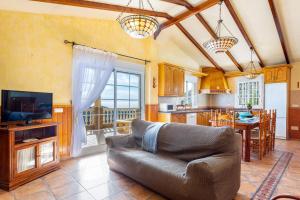 salon z kanapą i kuchnią w obiekcie Villa Olympo w mieście Torrox