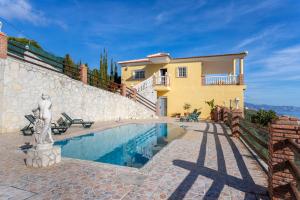 willa z basenem przed domem w obiekcie Villa Olympo w mieście Torrox