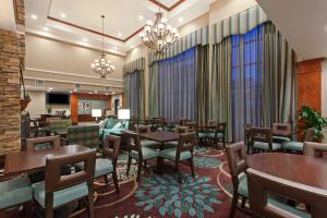 Restorāns vai citas vietas, kur ieturēt maltīti, naktsmītnē Staybridge Suites Irvine East/Lake Forest, an IHG Hotel