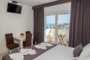 a hotel room with a bed and a balcony at Apartmani Nela Sutomore in Sutomore