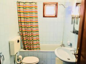 Casa dos Azulejos في ماتوسينهوس: حمام مع مرحاض وستارة دش