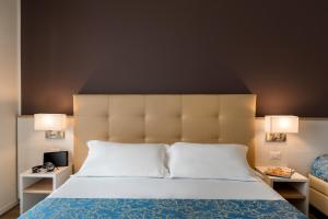 A bed or beds in a room at Hotel Sole Mio