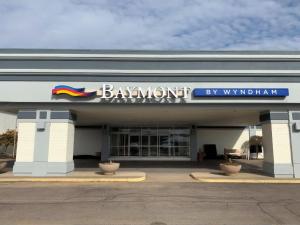 a building with a sign that reads baymont by withdrawal at Baymont Inn & Suites in Marietta