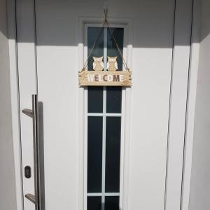 a welcome sign hanging outside of a door at Ferienwohnung Müller in Bestwig