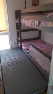 Poschodová posteľ alebo postele v izbe v ubytovaní vsp arbousiers B07